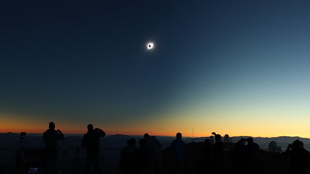 Totale Sonnenfinsternis auf La Silla Totale Sonnenfinsternis auf La Silla