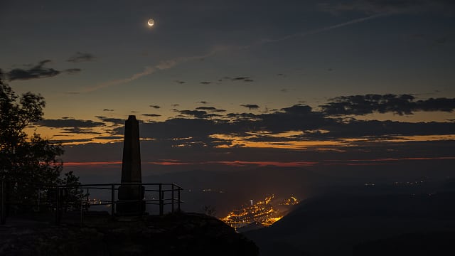 Schmale Mondsichel über Bad Schandau Schmale Mondsichel über Bad Schandau
