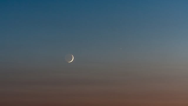 Mondsichel trifft auf Mars … Mondsichel trifft auf Mars …