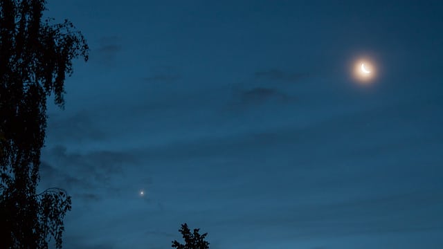 Die Mondsichel steuert auf Venus zu... Die Mondsichel steuert auf Venus zu...