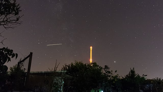 Saturn, Jupiter und ein aufleuchtendes Flugzeug … Saturn, Jupiter und ein aufleuchtendes Flugzeug …