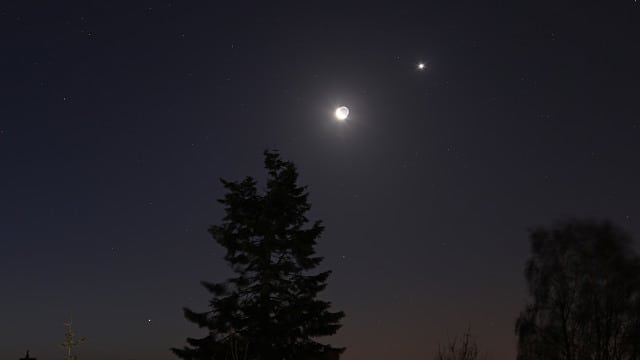Mondsichel zwischen zwei Planeten am Morgenhimmel Mondsichel zwischen zwei Planeten am Morgenhimmel
