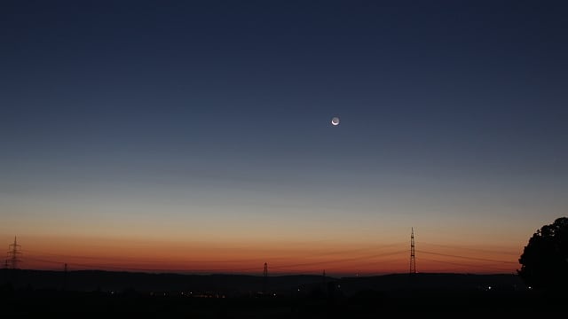 Abnehmender Mond in der Morgendämmerung Abnehmender Mond in der Morgendämmerung