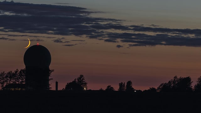 Mondsichel neben der Radaranlage Mondsichel neben der Radaranlage