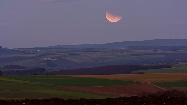 Totale Mondfinsternis 2. Partielle Phase Totale Mondfinsternis 2. Partielle Phase