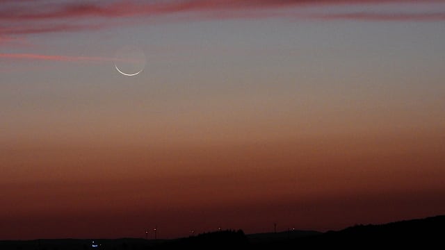 Liegende Mondsichel vorm Sonnenaufgang Liegende Mondsichel vorm Sonnenaufgang