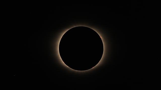 Totale Sonnenfinsternis vom 2. Juli 2019 – Protuberanzen und innere Korona Totale Sonnenfinsternis vom 2. Juli 2019 – Protuberanzen und innere Korona