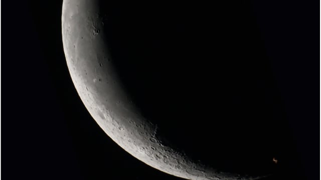Auf die Spitze getrieben ISS begegnet der Mondsichel Auf die Spitze getrieben ISS begegnet der Mondsichel