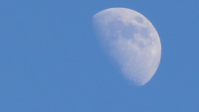 Mond über Stelle Mond über Stelle
