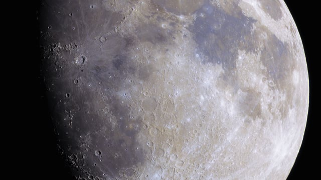 Mond mit goldenem Henkel Mond mit goldenem Henkel
