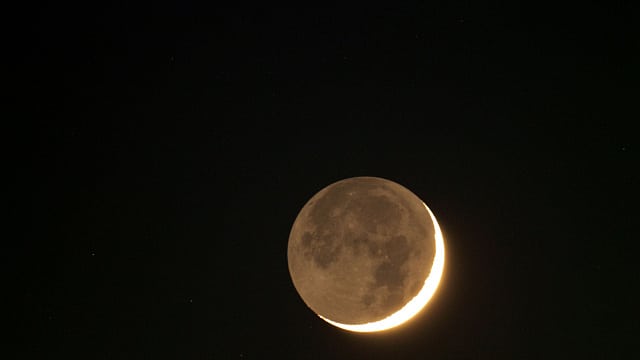 Mond mit sekundärem Mondlicht und Flugzeugspur Mond mit sekundärem Mondlicht und Flugzeugspur