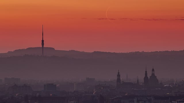 Schwache Mondsichel über Dresden am Morgen Schwache Mondsichel über Dresden am Morgen