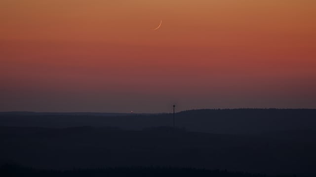 Hauchdünne Mondsichel, 32,6 h alt Hauchdünne Mondsichel, 32,6 h alt