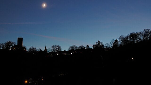 Jupiter und Saturn treffen die Mondsichel Jupiter und Saturn treffen die Mondsichel