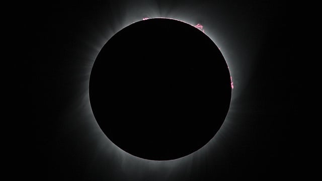 Protuberanzen während der Sonnenfinsternis Protuberanzen während der Sonnenfinsternis