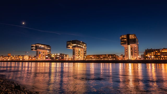 Kranhäuser in Köln mit Planeten und Mond Kranhäuser in Köln mit Planeten und Mond