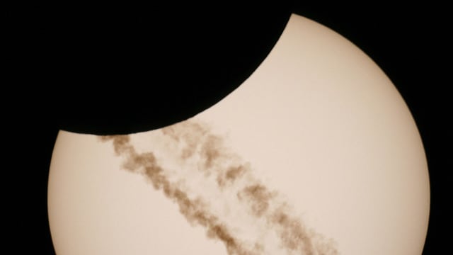 Sonnenfinsternis mit Kondensstreifen Sonnenfinsternis mit Kondensstreifen