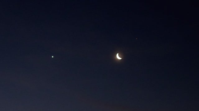 Venus, Mond und Aldebaran mit Halo in der Morgendämmerung Venus, Mond und Aldebaran mit Halo in der Morgendämmerung