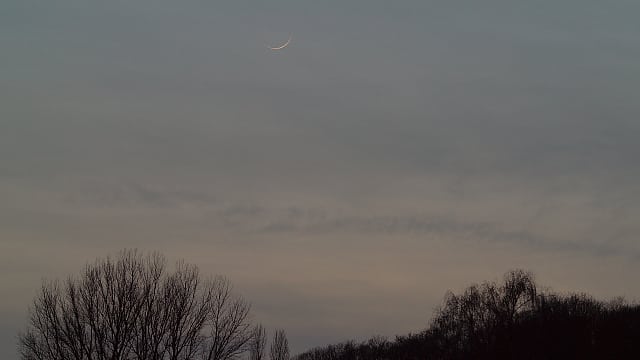 Eine schmale Mondsichel am Abendhimmel Eine schmale Mondsichel am Abendhimmel