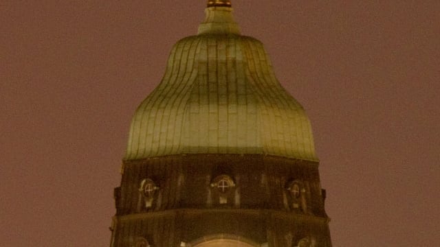 PANSTARRS neben dem Dresdner Rathausturm PANSTARRS neben dem Dresdner Rathausturm