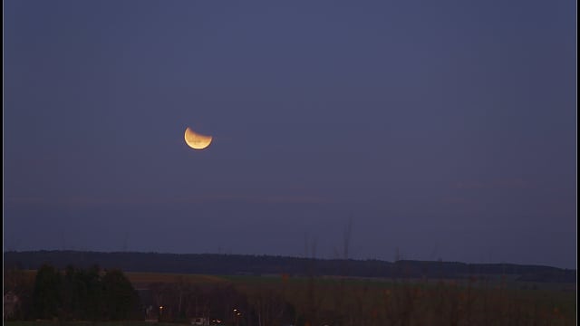 Mondfinsternis am Abendhimmel Mondfinsternis am Abendhimmel