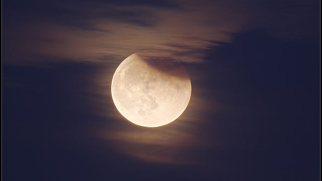 Mondfinsternis am Abendhimmel Mondfinsternis am Abendhimmel