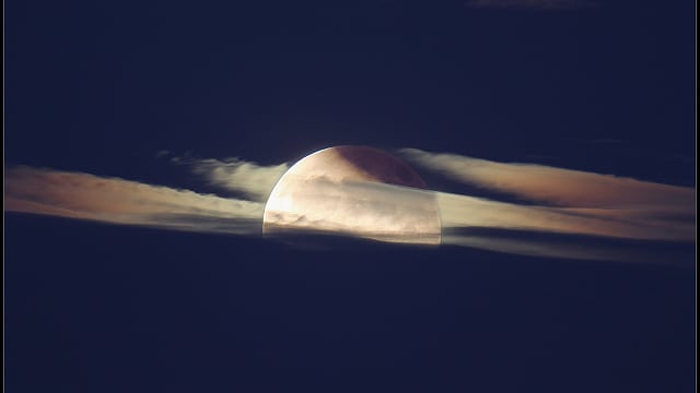 Mondfinsternis am Abendhimmel Mondfinsternis am Abendhimmel