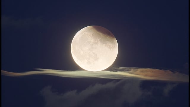 Mondfinsternis am Abendhimmel Mondfinsternis am Abendhimmel