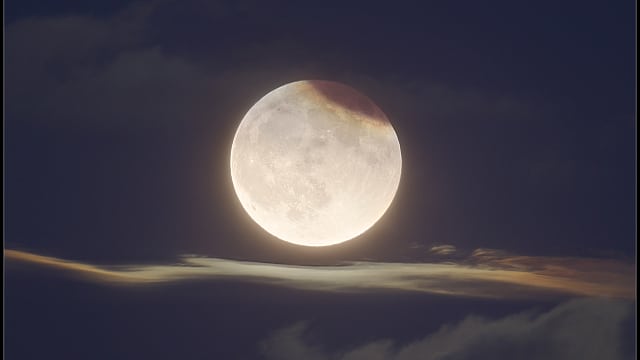 Mondfinsternis am Abendhimmel Mondfinsternis am Abendhimmel
