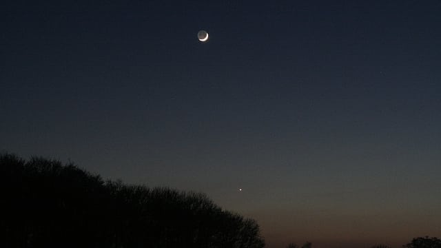 Zunehmender Mond im Planetenreigen Zunehmender Mond im Planetenreigen