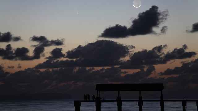Komet PANSTARRS, Mond und Wolken Komet PANSTARRS, Mond und Wolken