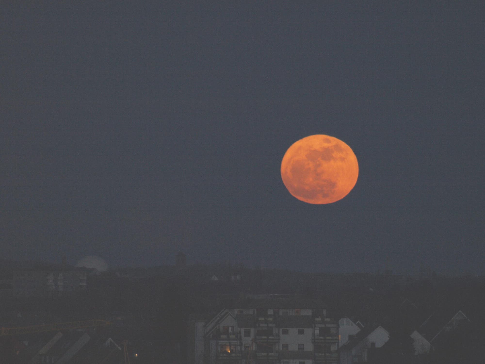 Mond in größter Erdnähe mit Planetarium Bochum