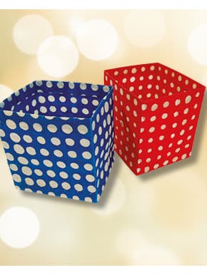 Abgebildet sind zwei Windlichter von Tudo Billo Papers.