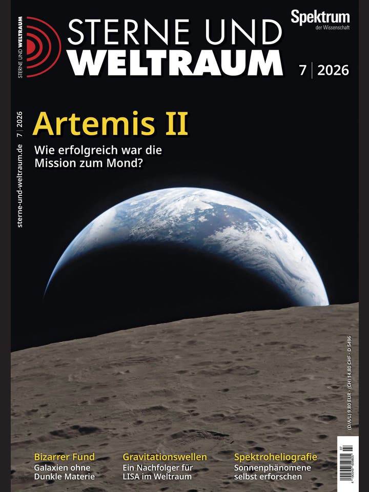 Titelbild der Zeitschrift "Sterne und Weltraum" vom Juli 2026. Im Vordergrund ist die Mondoberfl&auml;che zu sehen, w&auml;hrend im Hintergrund die Erde im Weltraum schwebt. Der Titel "Artemis II" und die Frage "Wie erfolgreich war die Mission zum Mond?" sind prominent platziert. Weitere Themen wie "Bizarrer Fund", "Gravitationswellen" und "Spektroheliografie" werden am unteren Rand erw&auml;hnt.