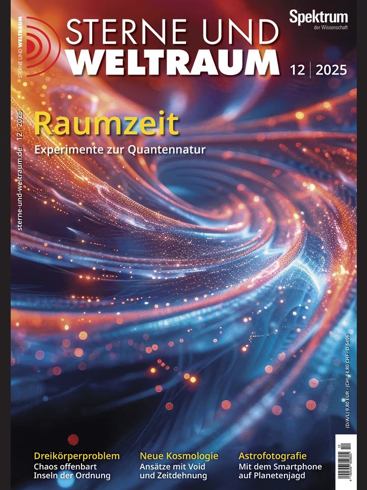Titelbild der Zeitschrift "Sterne und Weltraum" für Dezember 2025. Das Bild zeigt eine künstlerische Darstellung der Raumzeit mit wirbelnden, leuchtenden Linien in Blau- und Orangetönen, die ein dynamisches, kosmisches Muster bilden. Der Text "Raumzeit: Experimente zur Quantennatur" ist prominent platziert. Weitere Themen sind "Dreikörperproblem", "Neue Kosmologie" und "Astrofotografie". Oben rechts das Logo von "Spektrum der Wissenschaft".