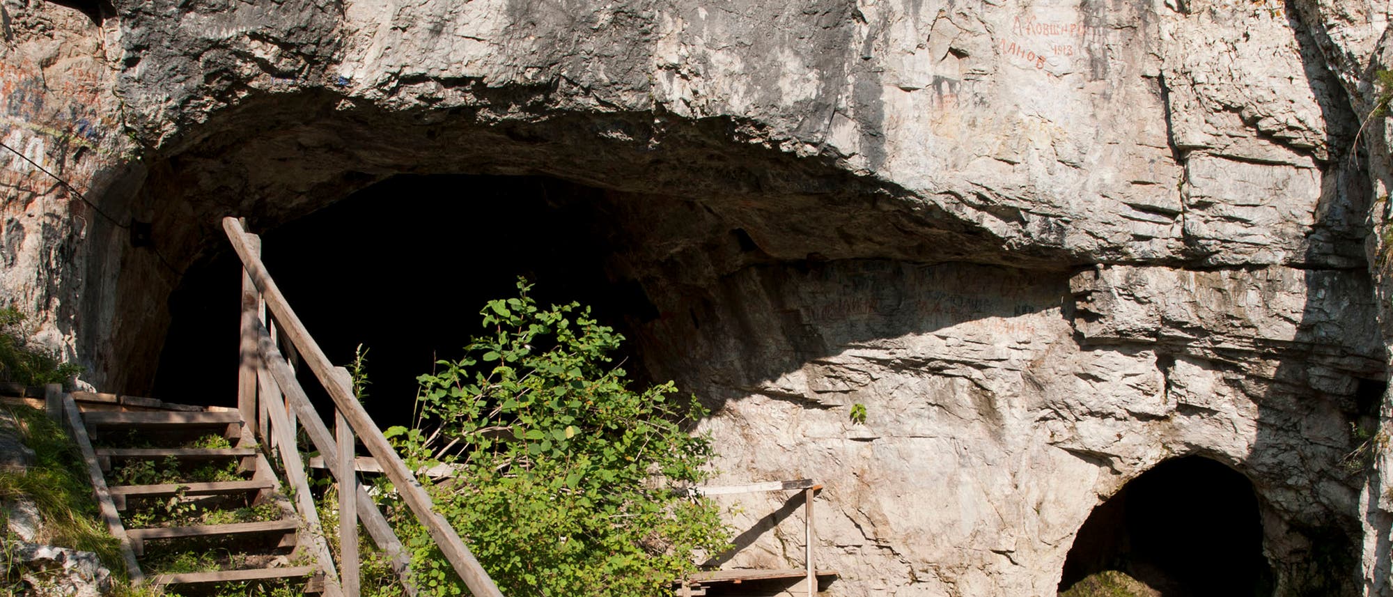 Eingang zur Denisova-Höhle Eingang zur Denisova-Höhle