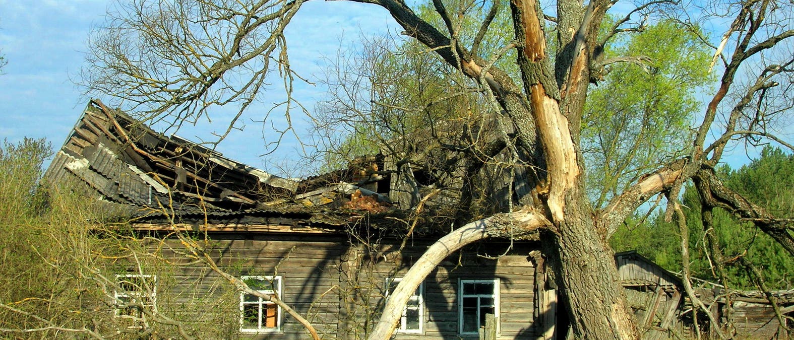 Verfallendes Haus im Sperrgebiet von Tschernobyl Verfallendes Haus im Sperrgebiet von Tschernobyl