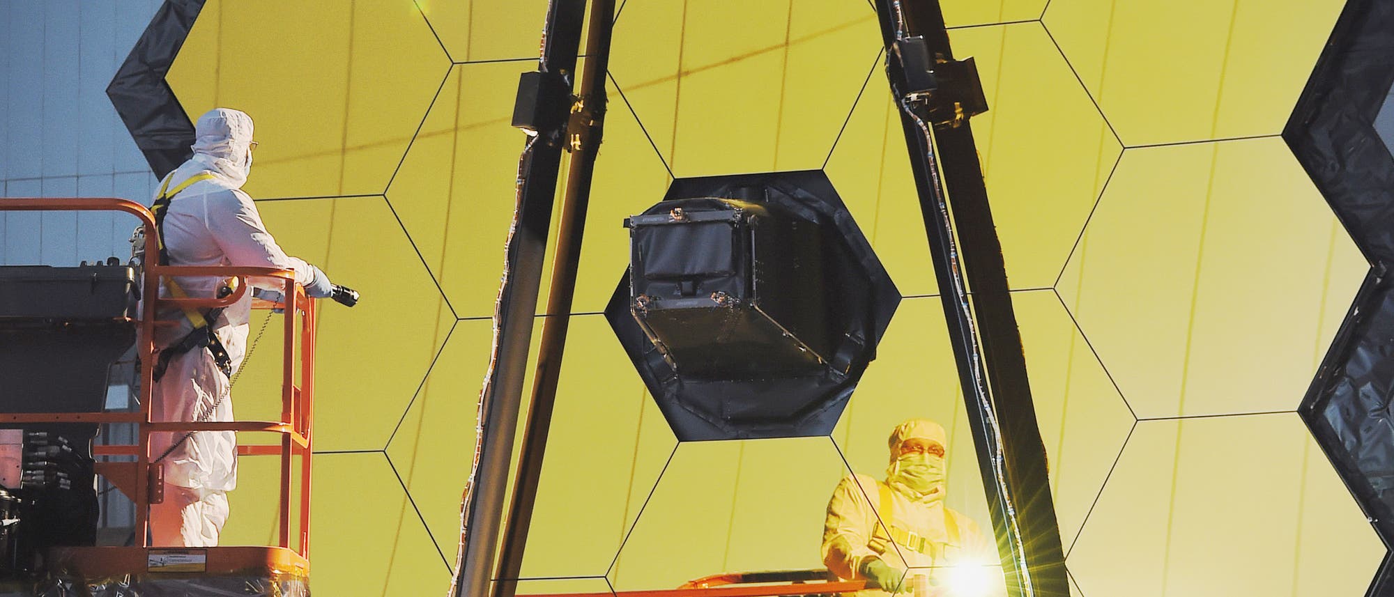 Techniker arbeiten in einem Reinraum im NASA Goddard Space Flight Center am James Webb Space Telescope. (Archiv) Techniker arbeiten in einem Reinraum im NASA Goddard Space Flight Center am James Webb Space Telescope. (Archiv)