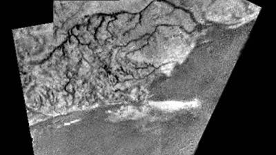Mosaik einer Gegend mit Kanälen und Bergrücken auf Titan