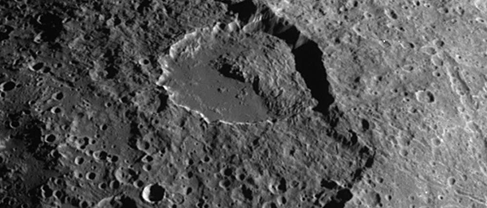 Eislawine auf Iapetus Eislawine auf Iapetus