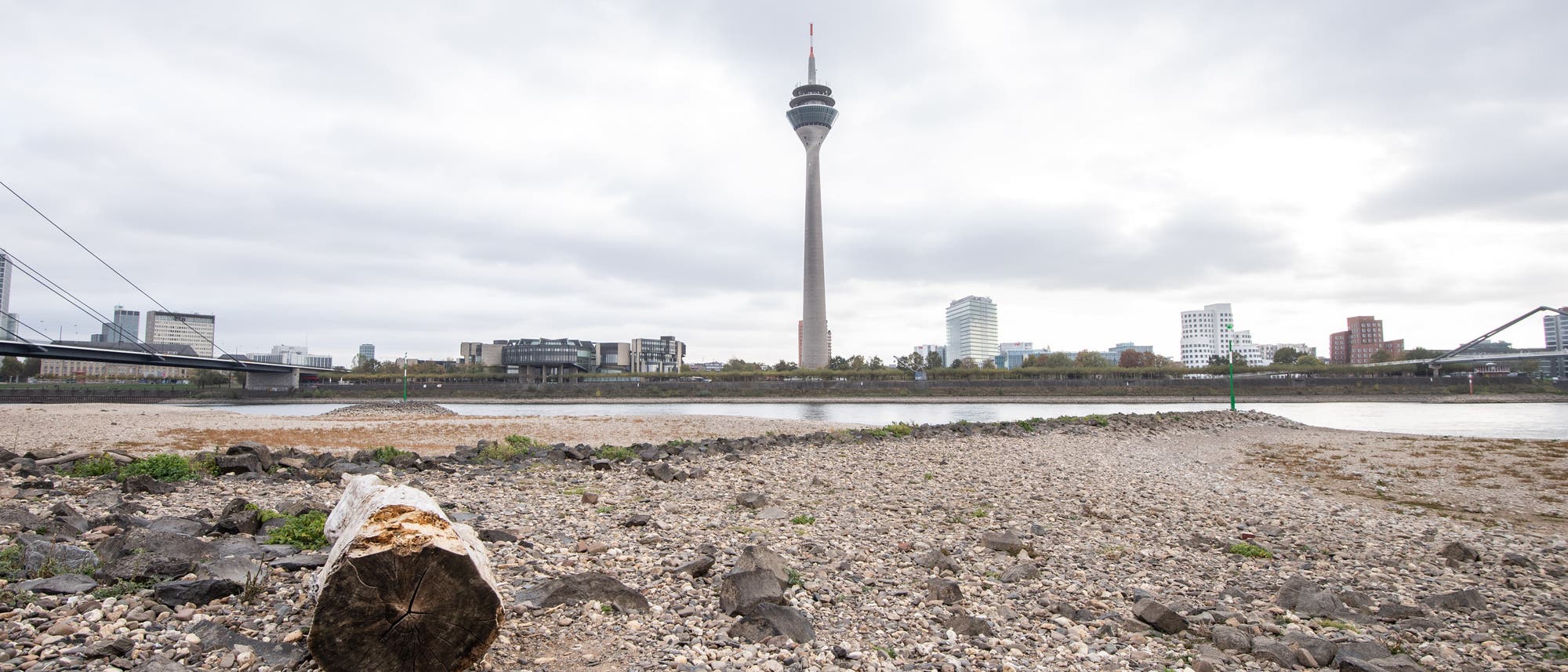 Extremes Niedrigwasser im Rhein bei Düsseldorf, eine Folge der Dürre von 2018