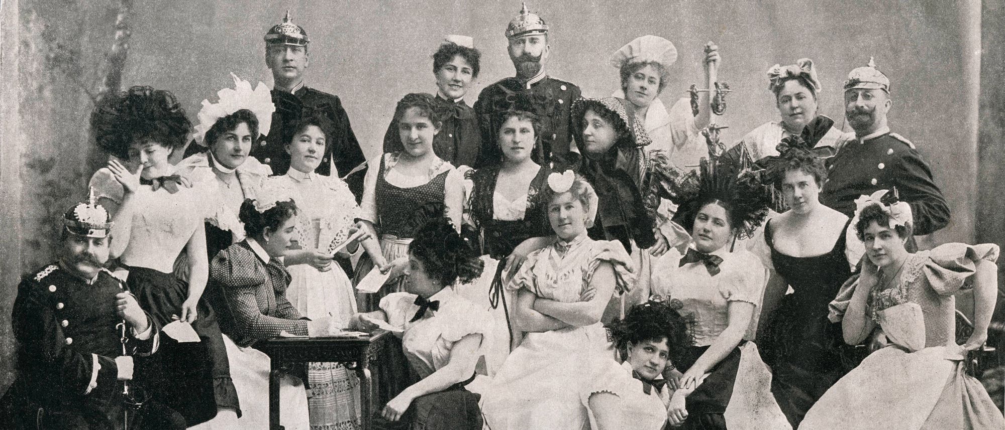 Festkomitee des Berliner Gesindeballs im Jahr 1898. Symbolbild für eine ausgelassene Gesellschaft wilhelminischer Zeit. Festkomitee des Berliner Gesindeballs im Jahr 1898. Symbolbild für eine ausgelassene Gesellschaft wilhelminischer Zeit.