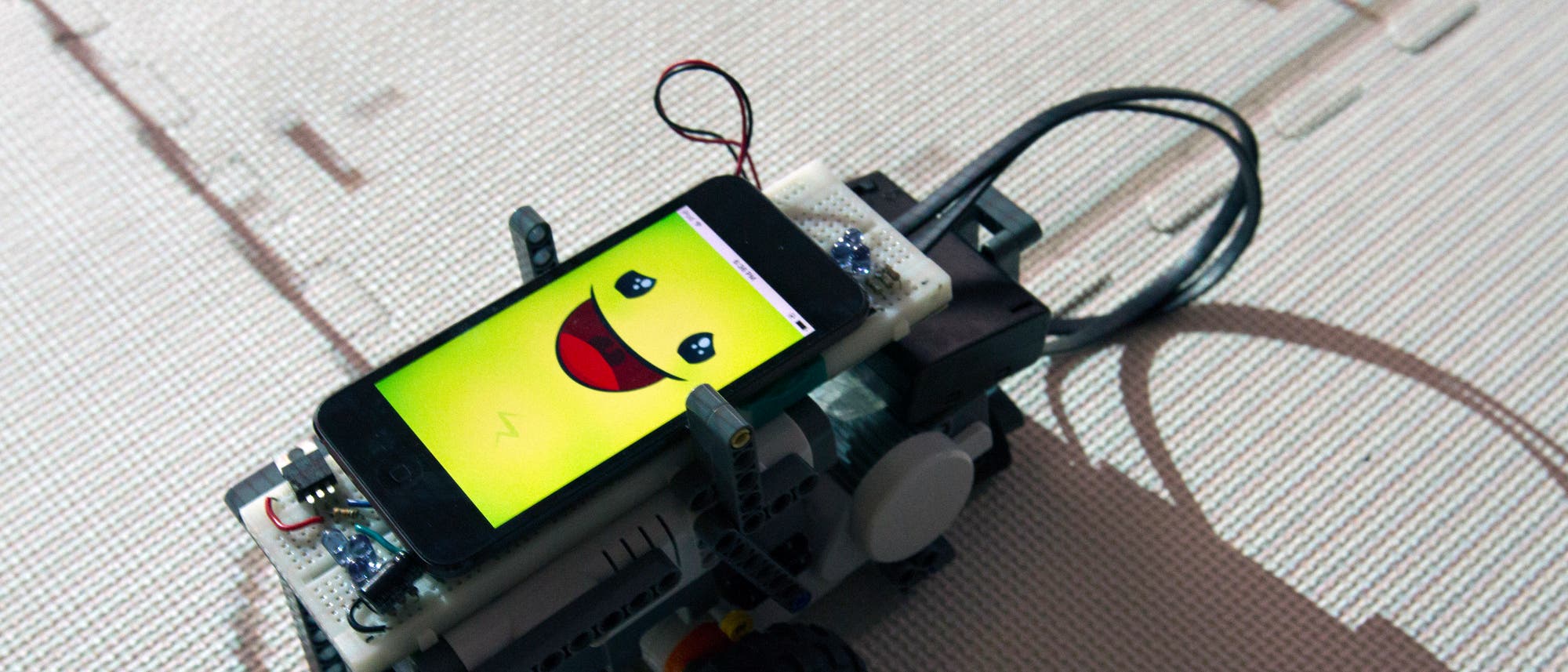 Mathe-Roboter Quinn zeigt ein Lächeln auf seinem Bildschirm Mathe-Roboter Quinn zeigt ein Lächeln auf seinem Bildschirm
