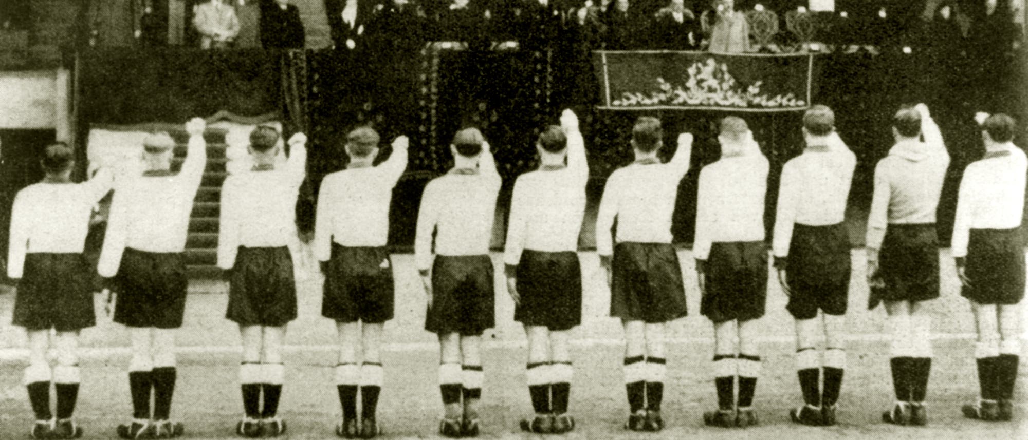 Die deutsche Nationalmannschaft zeigt 1935 den Hitlergruß. Die deutsche Nationalmannschaft zeigt 1935 den Hitlergruß.