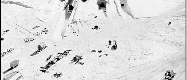 Nordöstlicher Eingang zum Camp Century während des Baus der Anlage 1959 Nordöstlicher Eingang zum Camp Century während des Baus der Anlage 1959