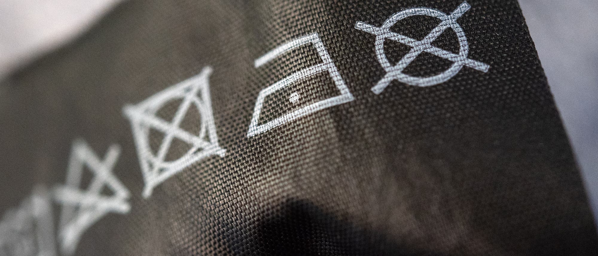 »Nicht trocknen« - gerade bei Polyester empfiehlt es sich, diesen Rat aus Umweltgründen zu befolgen »Nicht trocknen« - gerade bei Polyester empfiehlt es sich, diesen Rat aus Umweltgründen zu befolgen