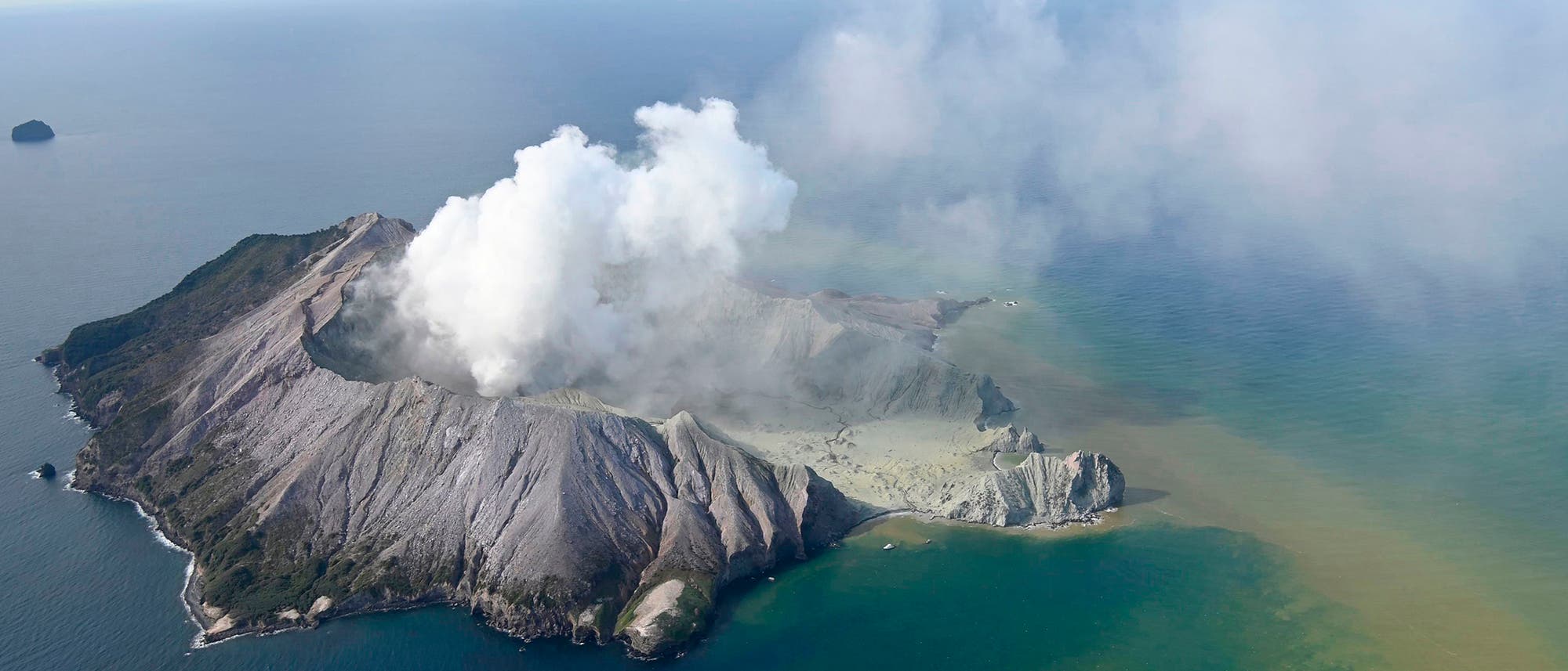 Das Luftbild zeigt White Island von oben, bald nach dem Vulkanausbruch am 9. Dezember 2019. Das Luftbild zeigt White Island von oben, bald nach dem Vulkanausbruch am 9. Dezember 2019.