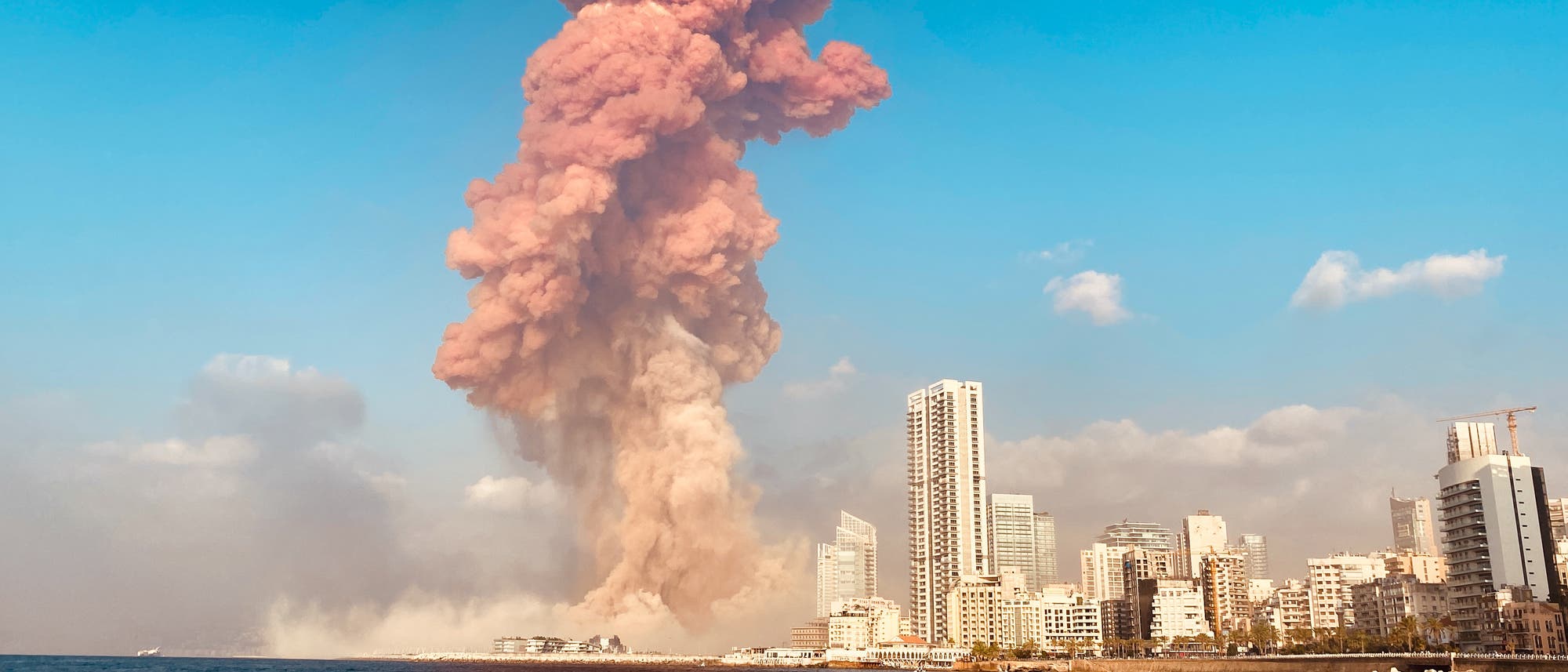 Rauchwolke nach Explosion in Beirut Rauchwolke nach Explosion in Beirut