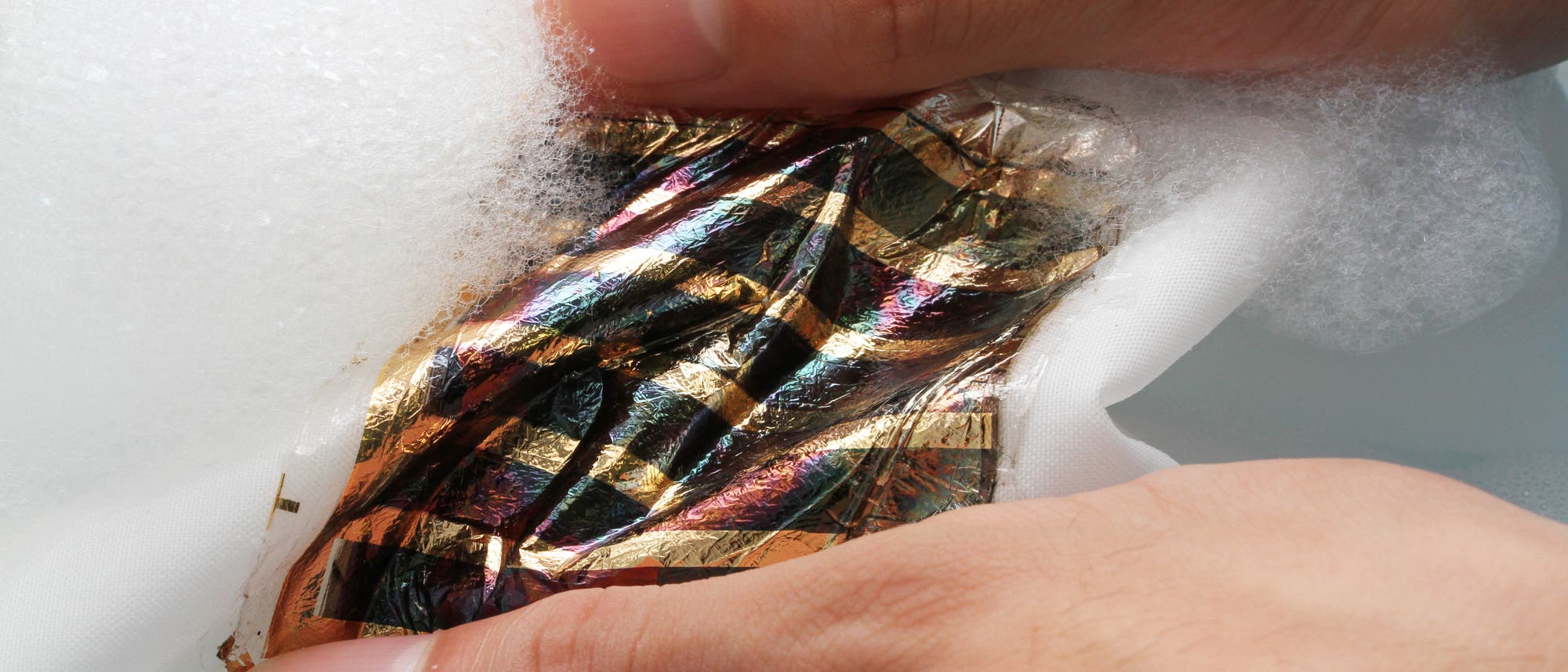 Prototyp der waschbaren Solarzelle auf einem Gewebe Prototyp der waschbaren Solarzelle auf einem Gewebe