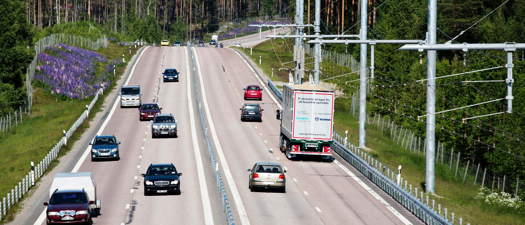 Autobahn mit Oberleitung für LKW Autobahn mit Oberleitung für LKW